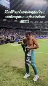 Abel Ferreira emocionó al público regalando su camiseta