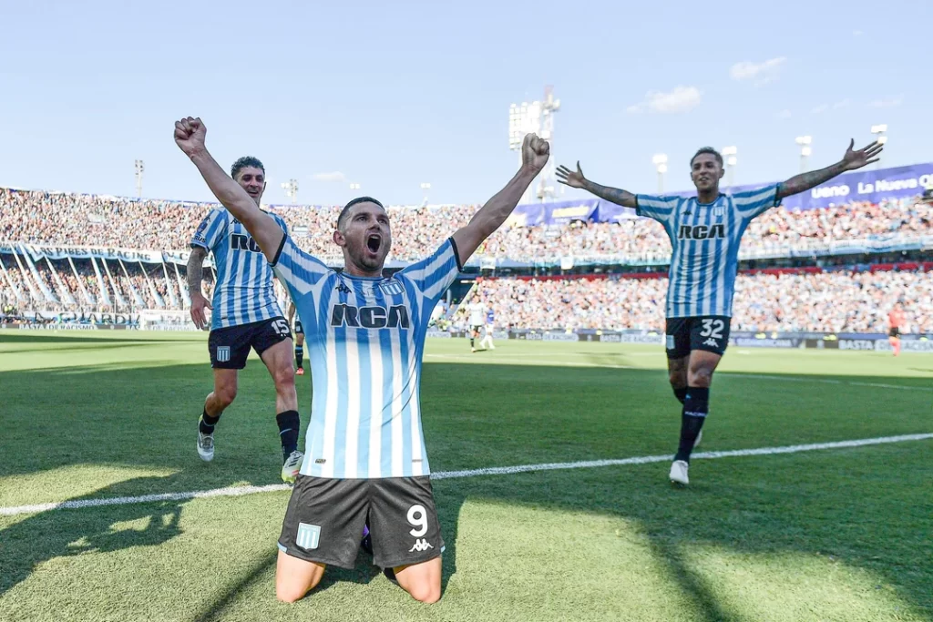 Imagen de los jugadores de Racing celebrando el gol en la final de la Copa Sudamericana 2024.

