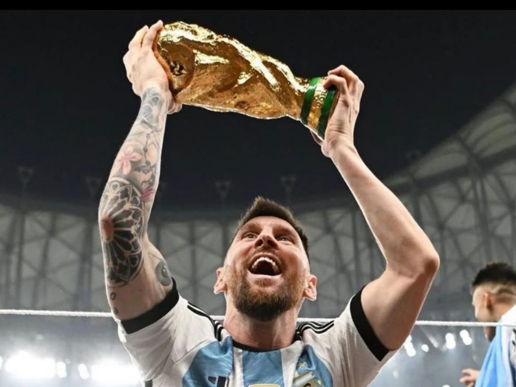 Messi levantando la Copa del Mundo