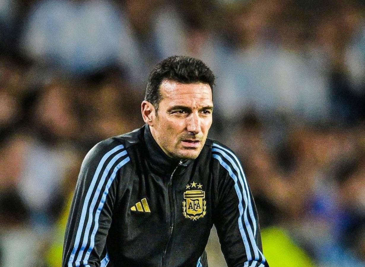 Scaloni anunciando la lista